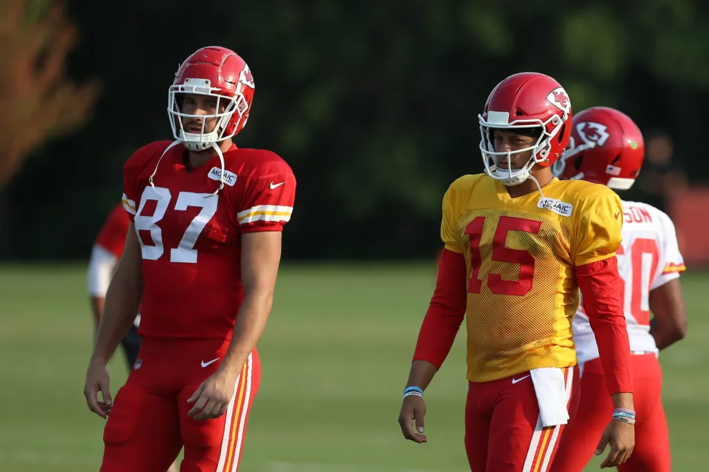 Travis Kelce’s trainer discusses his challenges, while certain fans point fingers at Taylor Swift.