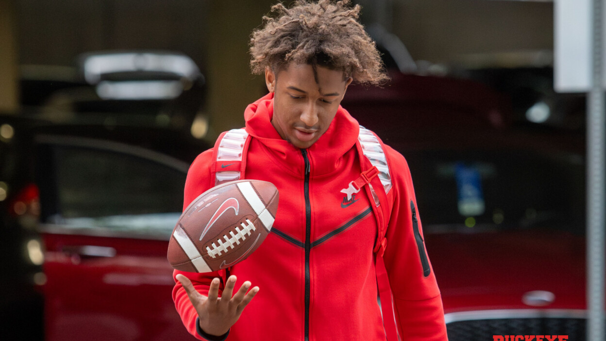 “Freshman Receiver Elects to Stay with Ohio State, Boosting Buckeyes’ 2024 Season Prospects”