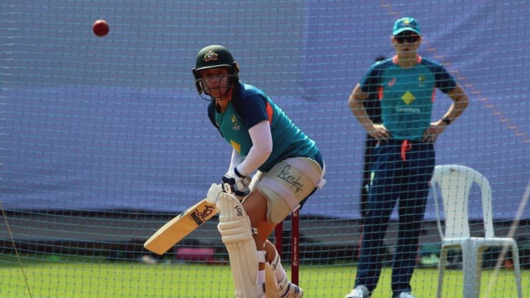Australia’s captain, Alyssa Healy, has won the toss and chosen to bat in the 3rd ODI against India.