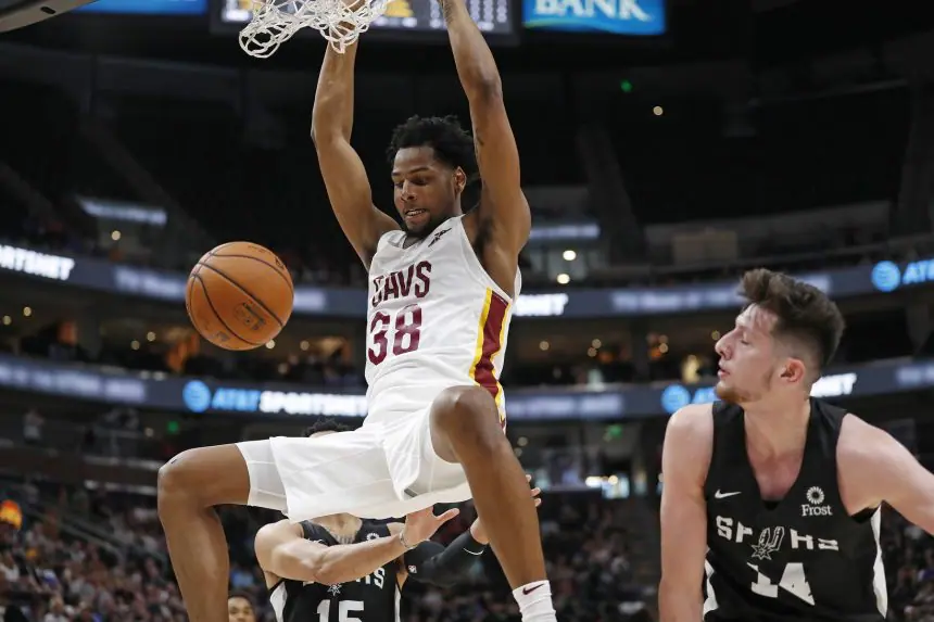 Former Cavs big man inks deal with Hornets