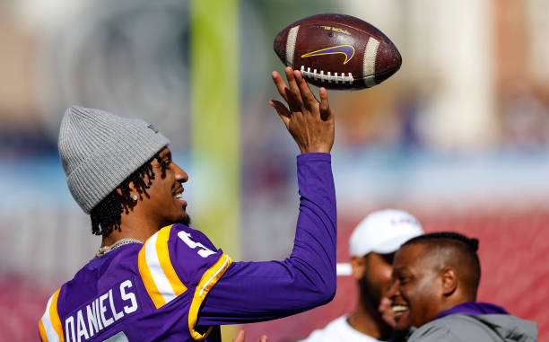 What type of quarterback would the Giants be acquiring in Jayden Daniels from LSU?
