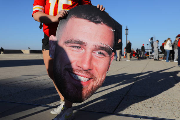 Taylor Swift prohibits Travis Kelce from attending her events.