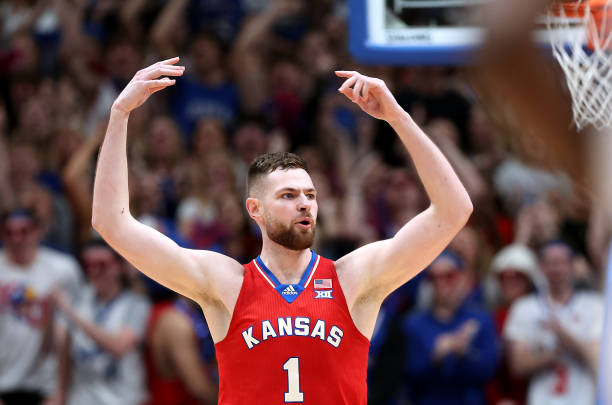 Kansas Jayhawks standout Hunter Dickinson is making moves to lure a Duke transfer portal entrant.