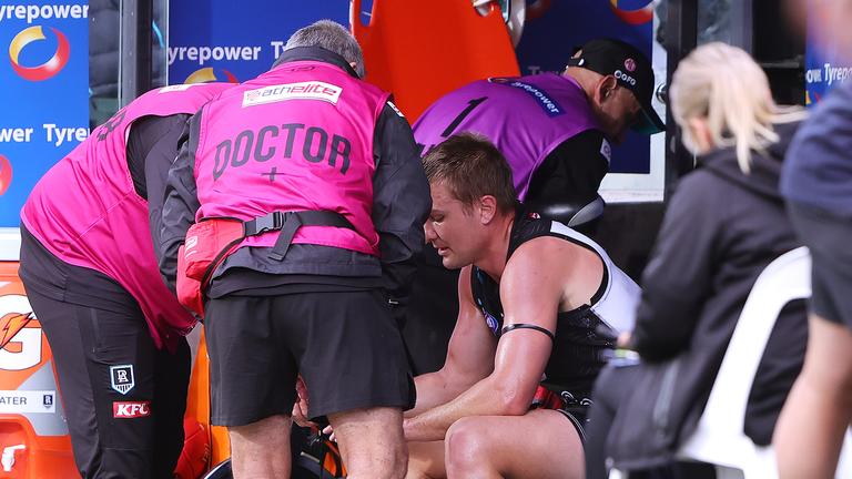 “Concerning Moments as 29-Year-Old Star Substituted Out of Hawks Game Due to Heart Issue”