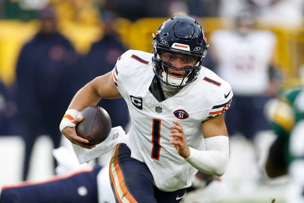 Reports: Justin Fields’ had Strained Relationships with Veteran Bears Quarterbacks