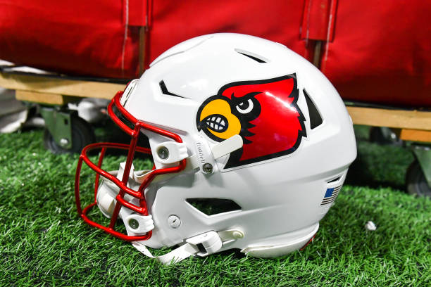 Former Louisville Star DeVante Parker Announces Retirement from NFL