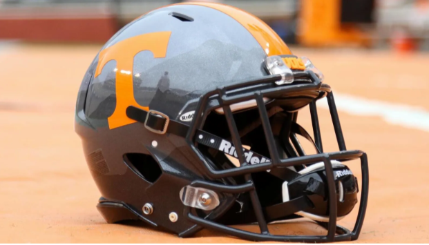 Fans mourn the passing of a Tennessee Volunteers icon and College Football Hall of Famer.