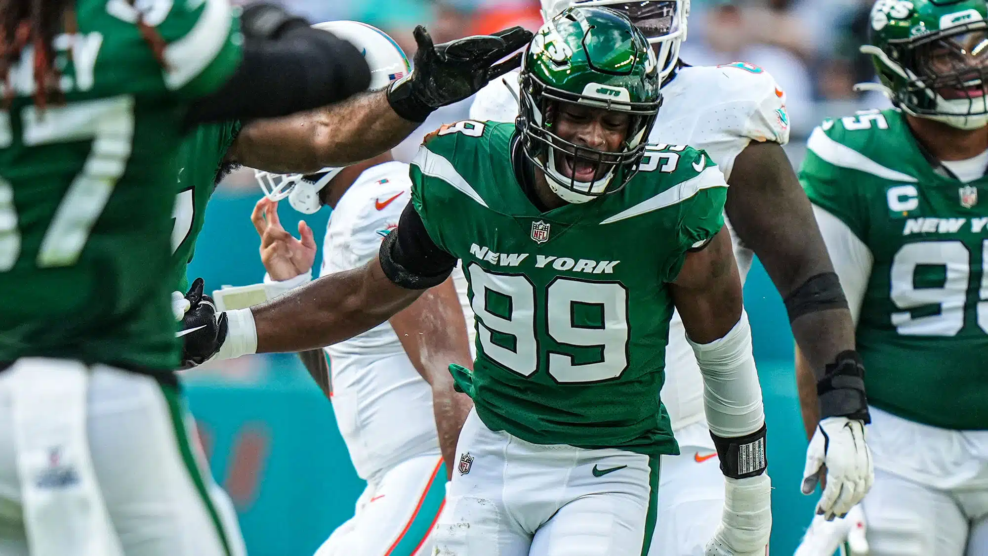 Jets CB Fires Back at Aaron Rodgers Critics