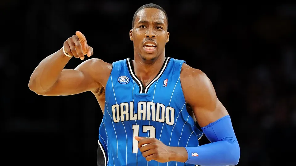 “From Superman to Super Knicks: Dwight Howard Set to Replace Hartenstein in New York Shake-Up!”