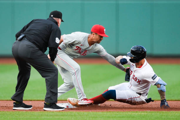 Report: Braves sign three-time All-Star utilityman to Boost Bench Depth as Ozzie Albies Faces Extended Absence