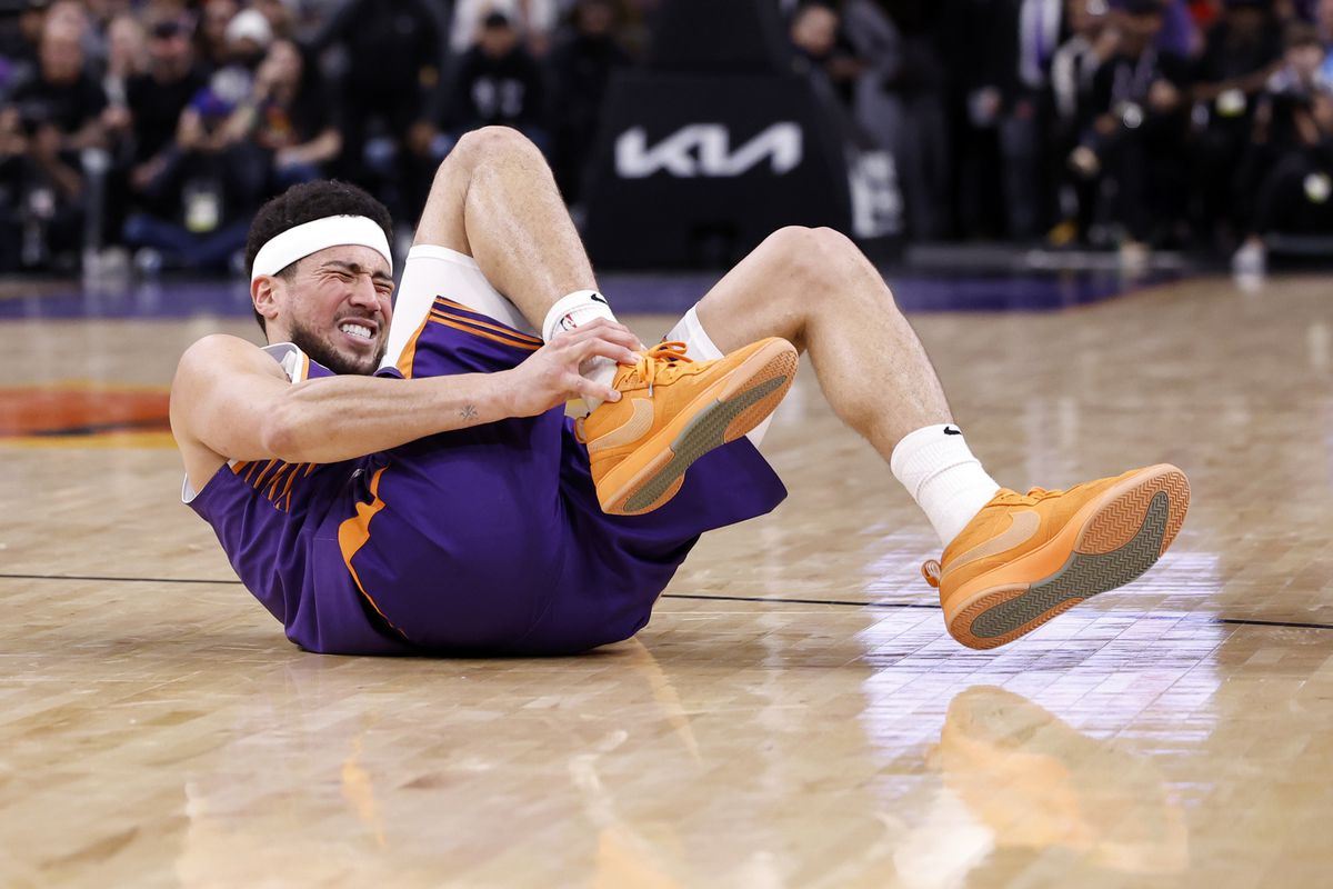BREAKING NEWS: Phoenix Suns Hit by Major Setback as Devin Booker Faces Potential 4-Month Sideline Due to Injury!
