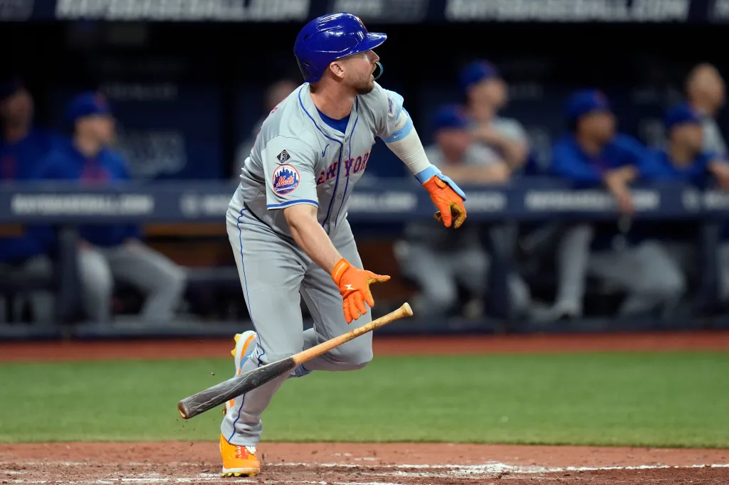Breaking News: Mets baseman signs a $16.6 million contract extension.
