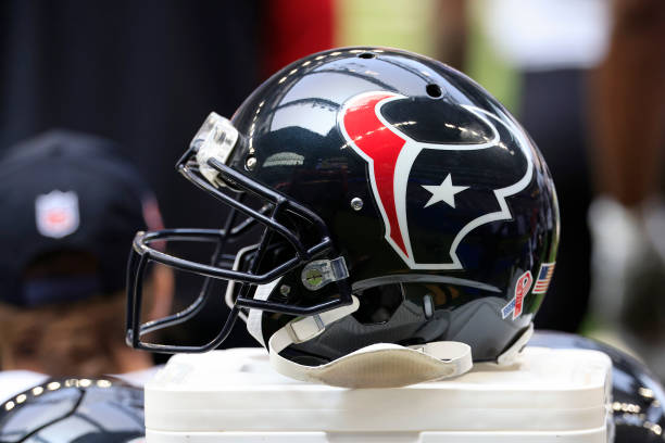 Texans’ Stefon Diggs Out for Season with Devastating ACL Injury
