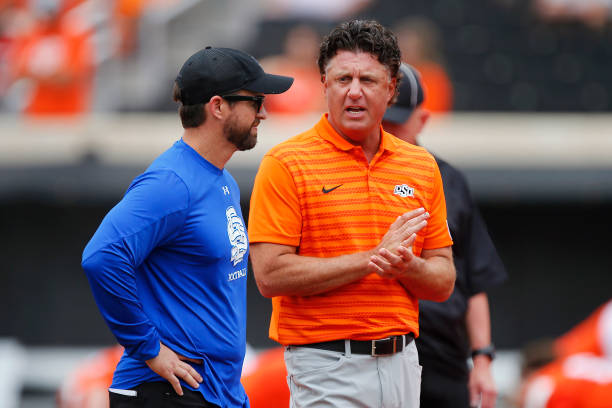 Oklahoma State Star RB Ollie Gordon Exits Game with Concerning Knee Injury