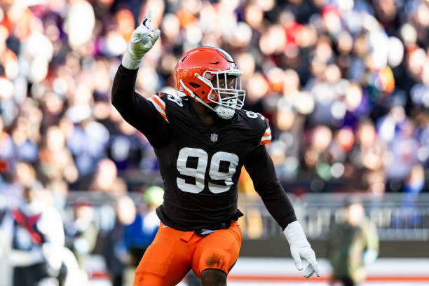 Cleveland Browns defensive lineman Za'Darius Smith (99)