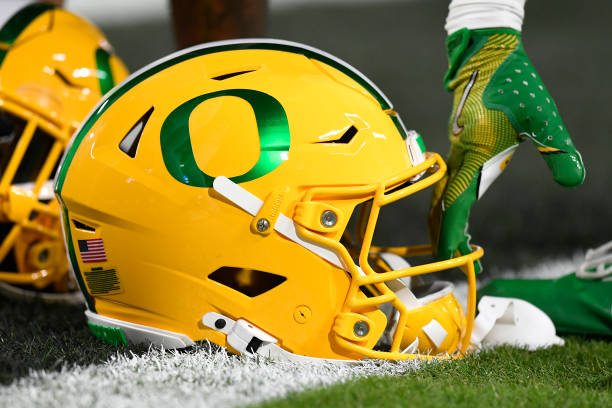 Breaking News: Oregon ducks Lakers Struck by Heartbreak as Star Receiver Out with Critical Injury