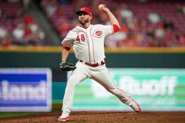 Alex Young #48 of the Cincinnati Reds