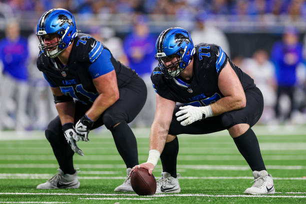 Frank Ragnow #77 of the Detroit Lions prepares to snap the ball as Kevin Zeitler #71