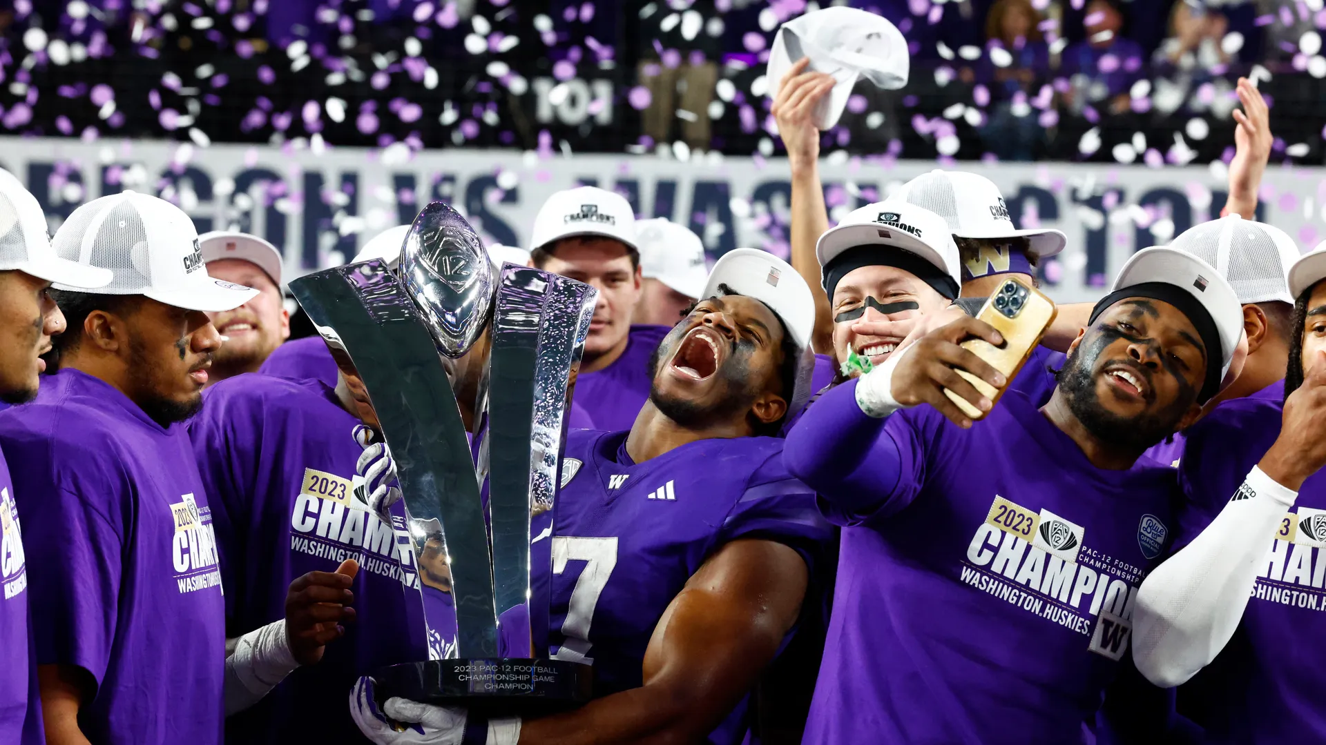 Washington State’s Quarterback Carousel Hits Apple Cup Showdown — And Nobody Knows Who’s Starting